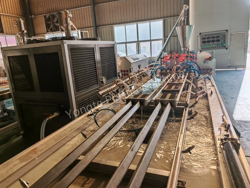 Máy ép đùn hồ sơ nhựa tái chế 4 khoang Đạt tốc độ cao 8 mét / phút
