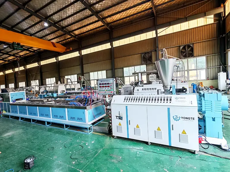Giải pháp kỹ thuật giải quyết tốc độ đùn không cân bằng của dây chuyền ép đùn profile nhựa 4 khoang
