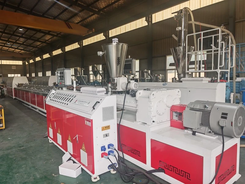 Yongte hoàn thiện dây chuyền ép đùn khung cửa WPC xốp rắn cho khách hàng Ấn Độ
