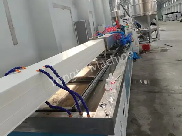 Máy làm hồ sơ máng xối mưa PVC Trung Quốc