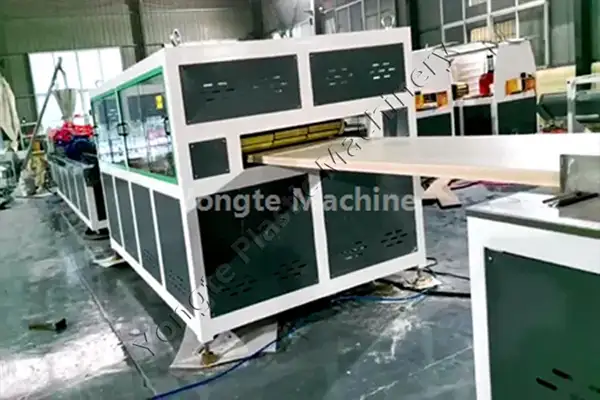 Máy làm cửa WPC của Nga