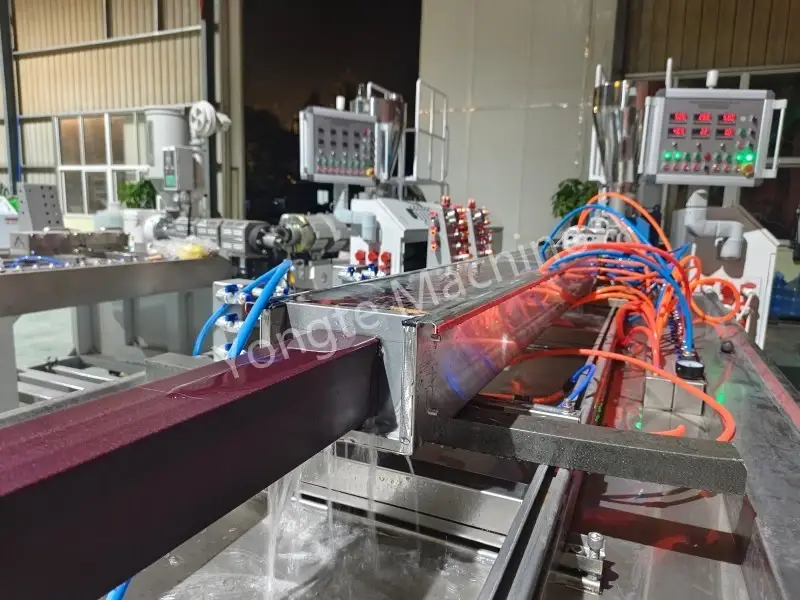 Dây chuyền sản xuất cột hàng rào WPC được tùy chỉnh cho khách hàng Ấn Độ