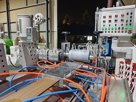 Máy làm hàng rào WPC