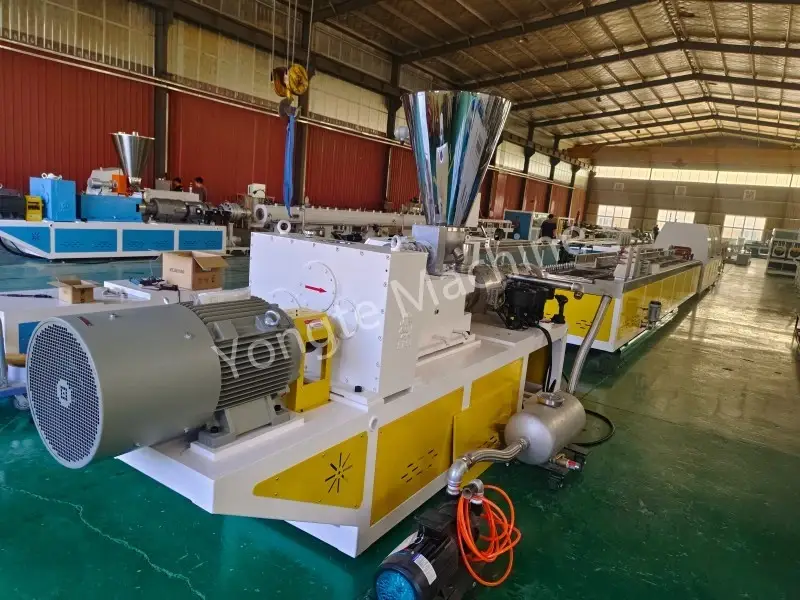 Dây chuyền ép đùn hồ sơ cửa Yongte WPC cho khách hàng Ấn Độ